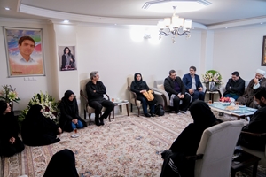 دیدار مسئولان و دانشجویان دانشگاه علوم پزشکی تهران با خانواده «شهیده آیدا حیدری»