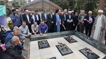 عطرافشانی و تجدید میثاق اعضای هیئت‌علمی، کارکنان و دانشجویان دانشگاه علوم پزشکی تهران و دانشگاه تهران با آرمان‌های والای شهدا به مناسبت هفته دفاع مقدس