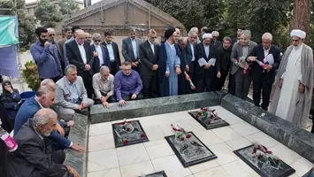 عطرافشانی و تجدید میثاق اعضای هیئت‌علمی، کارکنان و دانشجویان دانشگاه علوم پزشکی تهران و دانشگاه تهران با آرمان‌های والای شهدا به مناسبت هفته دفاع مقدس